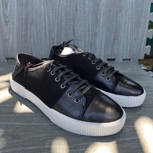 Men’s sneaker size 8.5